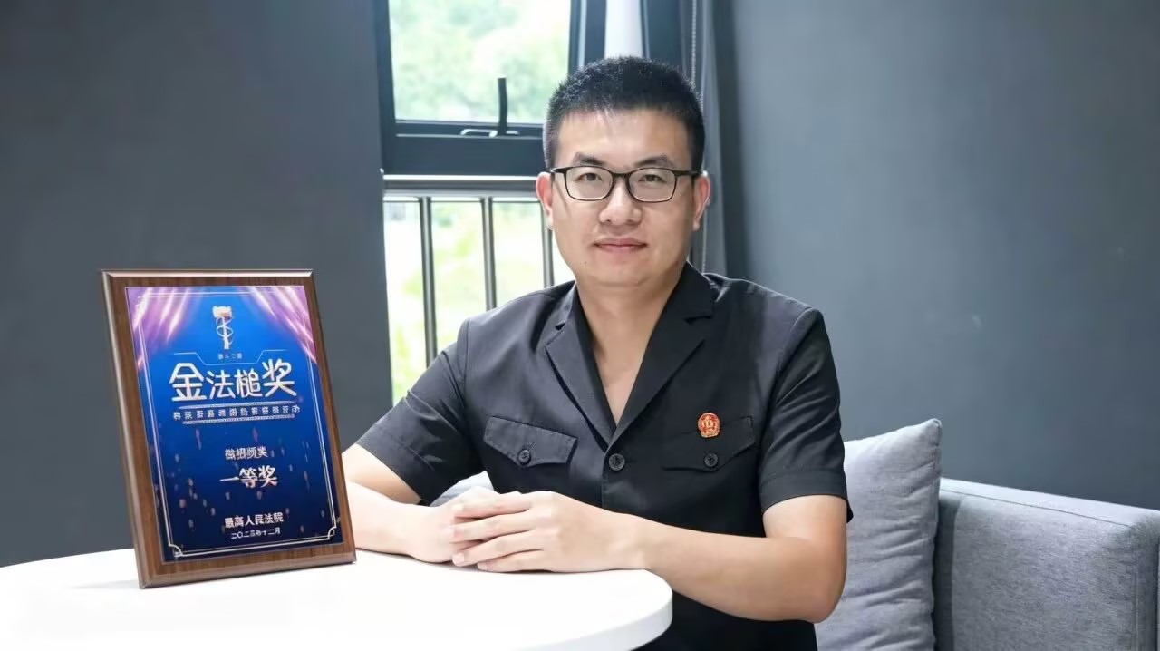 笔耕守初心 融法践使命——记全国法院新闻舆论工作先进个人商洛中院李從熇